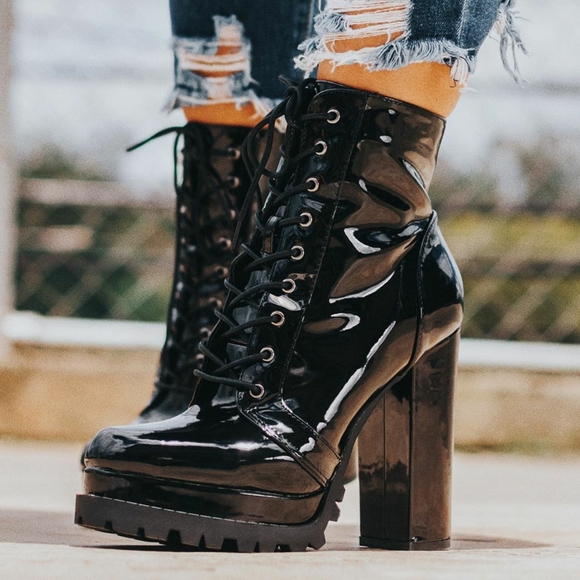 Dolls Kill Shoes - 𝙇𝙖𝙨𝙩 𝙎𝙞𝙯 8.5🥇🖤Patent Lug Sole Lace Up Platform Boot - BLACK